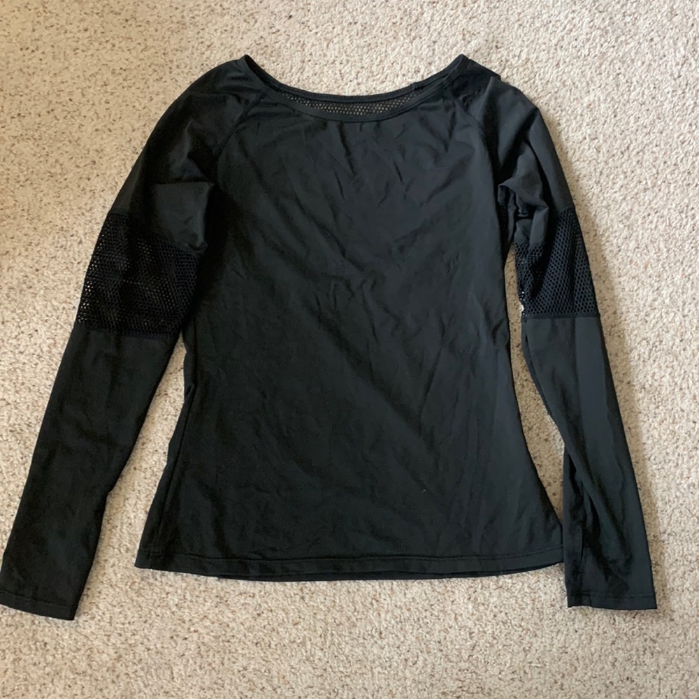 Slimming black long sleeve workout top